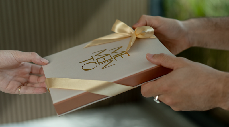 Hands holding a gift – Memento Experience in Dubai